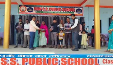 नयू एस एस पब्लिक स्कूल उसरी चांदपुरा में बच्चों के बीच निःशुल्क पोषक का हुआ वितरण