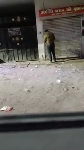 कानपुर: कल्याणपुर में दुकान बंद होने के बाद भी बेची जा रही शराब, वीडियो हुआ वायरल