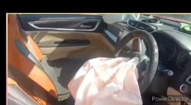 मेहगांव: मेहगांव थाना क्षेत्र में गोरमी तिराहे के आगे भिंड-ग्वालियर रोड पर डंपर की टक्कर से कार क्षतिग्रस्त