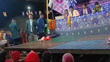 बरखेड़ा के पिपरा खास में बौद्ध कथा सुनने पहुंचे समाजसेवी देशराज गौतम। बौद्ध कथा से पहले रखे अपने विचार।