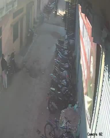 टीकमगढ़: यूनिक लाइब्रेरी के पास तेज रफ्तार बाइक हवा में उड़ी, घटना का वीडियो हुआ वायरल