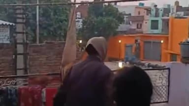 मथुरा: कृष्ण विहार कॉलोनी में आम रास्ते में गंदगी और भैंसों की शिकायत करने पर पड़ोसी ने दूसरे पड़ोसी के घर पर किया पथराव