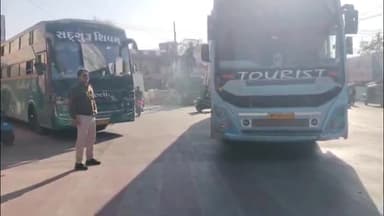 सागर नगर: मोतीनगर पुलिस ने एक ही नंबर की दो बसें पकड़ीं, प्रयागराज से लौट रही थीं