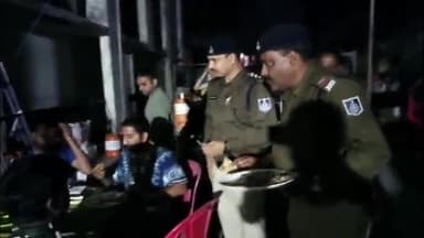सागर नगर: मोतीनगर पुलिस ने गुजरात के श्रद्धालुओं को भोजन परोसा, यात्रियों ने सागर पुलिस की तारीफ की