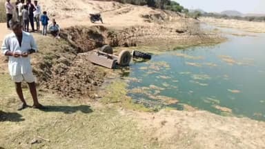 सहाड़ा: दूड़ियां के समीप रोड पर ट्रैक्टर असंतुलित होकर खाई में गिरा, ट्रैक्टर पर सवार युवक की हुई मौत