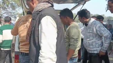 कोल: एटा में युवक को बचाने के चक्कर में पलटी कार, हादसे में एक व्यक्ति की हुई मौत व 4 लोग हुए घायल