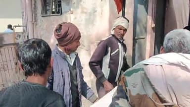 कोल: शहवाजपुर में हाईटेंशन लाइन की चपेट में आने से एक व्यक्ति की हुई मौत, पुलिस ने शव का कराया पोस्टमार्टम