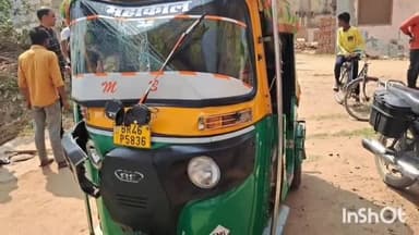 जमुई: महिला कॉलेज के पास विद्युत पोल से टकराया तेज रफ्तार ऑटो, दो छात्राएं घायल; चालक फरार