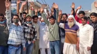 पूरनपुर: शेरपुर कला गांव में ग्रामीणों ने शेष सड़क निर्माण कराने की मांग को लेकर किया विरोध प्रदर्शन