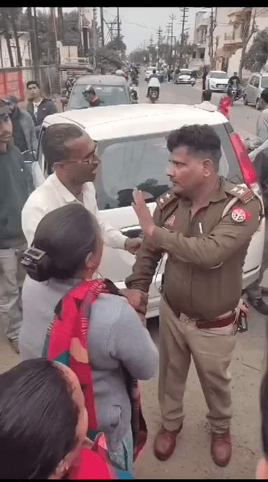 मेरठ: मेरठ में दबिश देने गई पुलिस से महिलाओं ने बीच सड़क पर की हाथापाई, पुलिस ने पहुंचकर भीड़ को खदेड़ा, वीडियो हुआ वायरल