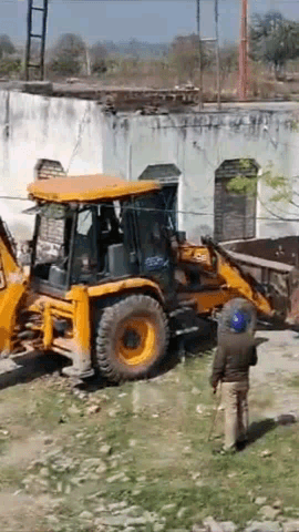मोदीनगर: निवाड़ी थाना क्षेत्र के सारा गांव में जिला प्रशासन ने अवैध मदरसे के एक हिस्से पर बुलडोजर चलाकर किया ध्वस्त