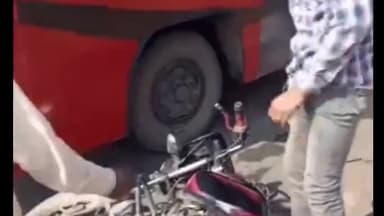 माडा: सुहिरा ग्राम पंचायत में बस के सामने बाइक अनियंत्रित होकर गिरी, चालक बाल-बाल बचा