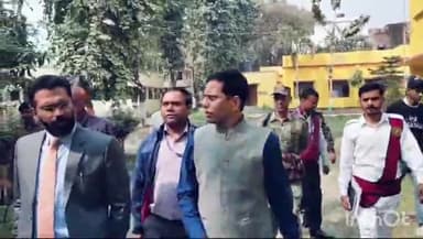 गोपालगंज: शहर के वीएम हाई स्कूल सहित जिले के 35 परीक्षा केंद्रों पर मैट्रिक की परीक्षा शुरू, डीएम ने किया निरीक्षण