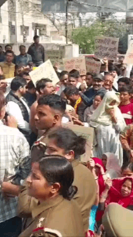 गाज़ियाबाद: शालीमार गार्डन थाने में BJP नेता और व्यापारियों ने हंगामा कर पूर्व डिप्टी मेयर व पार्षद पर लिखे गए मुकदमे का किया विरोध