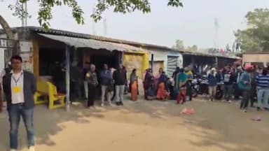 हुसैनगंज: हुसैनगंज हाई स्कूल में ढाई हजार परीक्षार्थी मैट्रिक परीक्षा में हुए शामिल, प्रशासन रहा तैनात