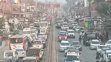 मिर्ज़ापुर: बिहार, झारखंड और महाराष्ट्र समेत अन्य प्रदेशों से चार पहिया वाहन से आने वाले श्रद्धालुओं के कारण हाईवे पर जाम