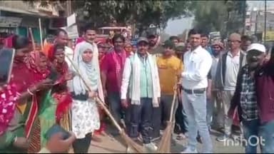 बौंसी: बकाया मानदेय को लेकर जिला परिषद मार्केट में सफाई कर्मियों से हुई वार्ता, आश्वासन मिलने के बाद काम पर लौटे