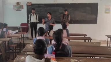 लोहरदगा: लोहरदगा बीएस कॉलेज में सुविधाओं का जायजा लेने पहुंचे NSUI नेता शुभम लाल, छात्रों से की चर्चा