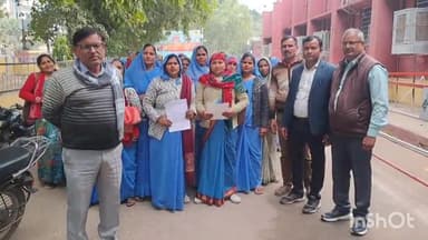धौलपुर: कलेक्ट्रेट पर आशाओं ने जिला कलेक्टर को ज्ञापन दिया, मांगें पूरी न होने पर आंदोलन की दी चेतावनी