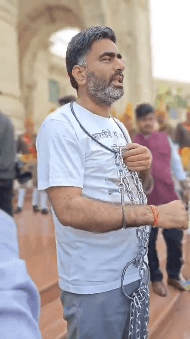 मेरठ: मेरठ सरधना से समाजवादी पार्टी के विधायक अतुल प्रधान ने विधानसभा में जंजीरे पहनकर किया प्रदर्शन