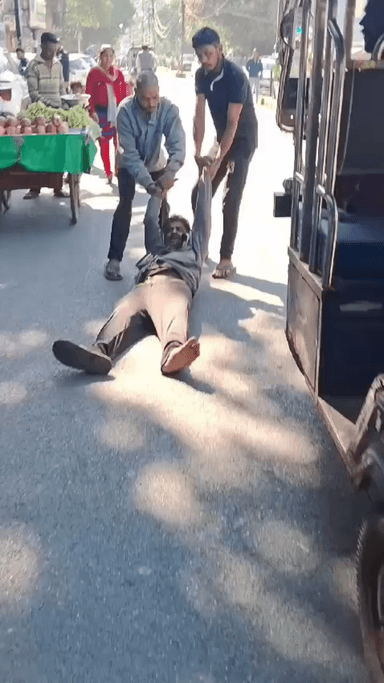 मेरठ: सिविल लाइन थाना क्षेत्र में युवती के साथ छेड़छाड़ और पैसे छीनने के आरोप में व्यक्ति के साथ सड़क पर मारपीट और घसीटा गया