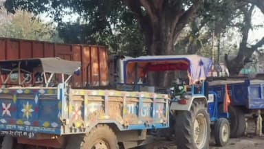 सरिया: सरिया रेलवे फाटक पर अवैध बालू से लदे चार ट्रैक्टर जब्त