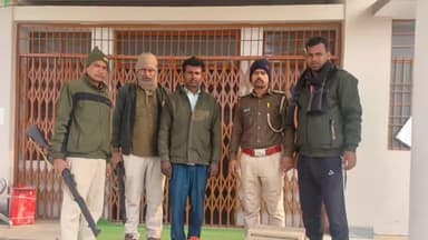 उचकागांव: मीरगंज के एकडंगा में उत्पाद पुलिस ने शराब तस्करी करते हुए एक टेंपो को पकड़ा