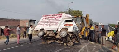 अजीतमल: कोतवाली क्षेत्र के गिरधारीपुर के सामने गीता प्रेस का लोडर अनियंत्रित होकर सड़क पर पलटा, बड़ा हादसा टला