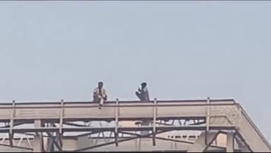 कालपी: कालपी में यमुना पुल पर रेलवे के ओवरब्रिज के ऊपर चढ़कर 2 युवकों के जानलेवा रील बनाने का वीडियो हुआ वायरल