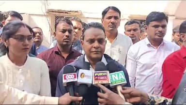 रायबरेली: कलेक्ट्रेट पहुंचकर रोजगार सेवकों ने मांगों को लेकर किया पैदल मार्च और विरोध प्रदर्शन, DM को सौंपा ज्ञापन