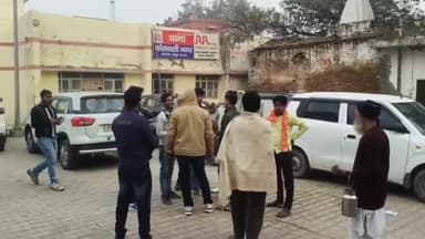 मथुरा: कोतवाली क्षेत्र के प्रतिबंधित क्षेत्र में मांस से लदी पिकअप गाड़ी को गोरक्षक कार्यकर्ताओं ने पुलिस को सौंपा