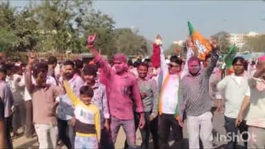 ગાંધીનગર: તાલુકા પંચાયતમાં જીત મેળવાનાર ઉમેદવારોએ સેક્ટર 15માં કોલેજ બહાર આતશબાજી કરી