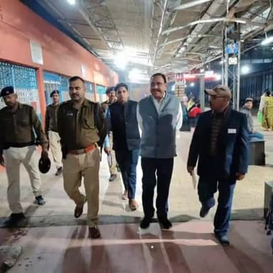 बेगूसराय: महाकुंभ 2025: यात्रियों की सुरक्षा के लिए SP और DDC ने बेगूसराय रेलवे स्टेशन का किया निरीक्षण