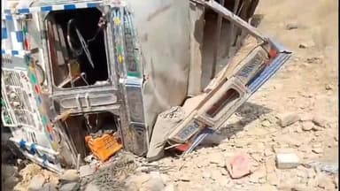मिर्ज़ापुर: देहात कोतवाली थाना क्षेत्र के वीरपुर के पास तेज रफ्तार ट्रक अनियंत्रित होकर खाई में पलटा, बाल-बाल बचे लोग