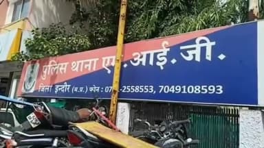 चाकू से केक काटना युवती को पड़ा महंगा.. 
मामला दर्ज कर किया पुलिस ने गिरफ्तार....