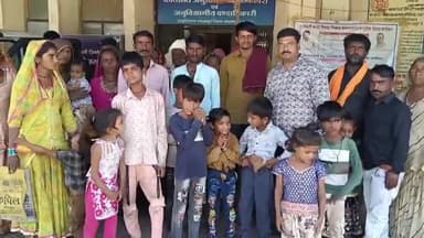 शाजापुर: बेरछा रोड पर अस्थायी रूप से रहने वाले लोगों ने पार्षद के साथ कलेक्टर कार्यालय पहुंचकर की स्थायी भूमि देने की मांग