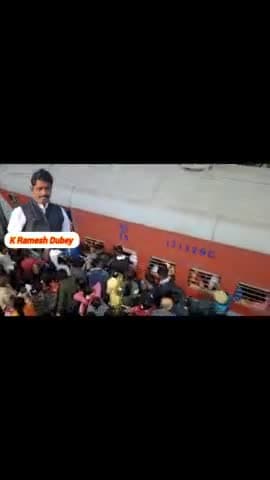 पटना से ही ट्रेन भर जा रही है, तिल भर जगह नहीं है,
टिकट वाले यात्री गाली देते गेट पीट रहे हैं,
सभी ट्रेनों का यही हाल है