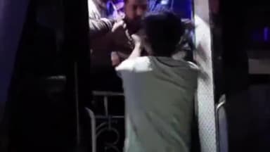 फिरोज़ाबाद: सुभाष चौराहे के पास सीट को लेकर यात्री और बस कंडक्टर के बीच जमकर हुई मारपीट, वीडियो हुआ वायरल