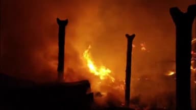 सरैया: मारवापाकर गांव में आग लगने से एक दर्जन से ज़्यादा घर राख में तब्दील, लाखों का नुकसान