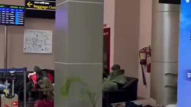 प्रयागराज: प्रयागराज एयरपोर्ट पर फ्लाइट से यात्रा के लिए श्रद्धालुओं को करनी पड़ रही प्रतीक्षा, VIP भी जमीन पर आ रहे हैं नजर