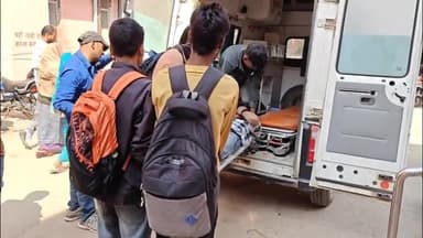 मिर्ज़ापुर: मिर्जापुर रेलवे स्टेशन पर ट्रेन के गेट पर बैठकर कुंभ स्नान करने जा रहा युवक प्लेटफार्म से चोट लगने पर हुआ घायल