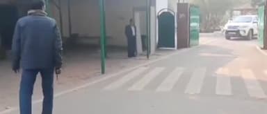 पटना ग्रामीण: राबड़ी आवास से पूर्व मुख्यमंत्री लालू प्रसाद यादव निकले बाहर, मीडिया से बनाई दूरी