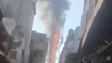 मथुरा: बंगाली घाट स्थित गोपालपुर में खड़े मोबाइल टावर में शॉर्ट सर्किट से लगी आग, मची अफरा-तफरी