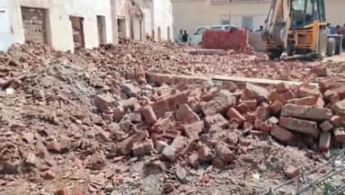 सागर नगर: बड़ा बाजार में निजी स्कूल के पास निर्माणाधीन दीवार गिरने से हादसा, सिटी मजिस्ट्रेट मौके पर पहुंचीं