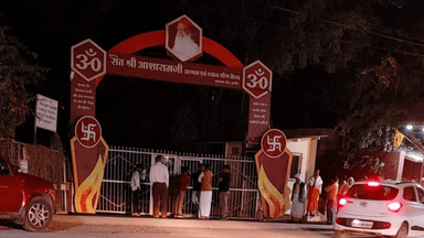 इंदौर: 12 साल बाद इंदौर आश्रम में लौटे आसाराम, 2013 में यहीं से हुई थी गिरफ्तारी, आश्रम के गेट पर उमड़ी भीड़