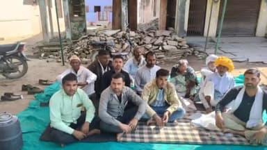 नैनवां: मानपुर व टोपा के ग्रामीणों का उपखंड कार्यालय पर प्रदर्शन 13वें दिन भी रहा जारी