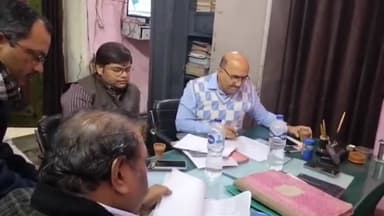 पूरनपुर: उपनिबंधक कार्यालय में जांच करने पहुंचे सहायक महानिरीक्षक निबंधन