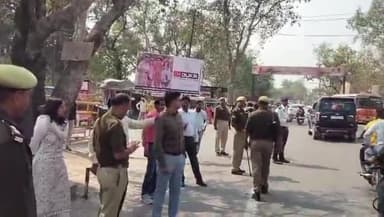 कर्वी: डीएम और एसपी ने यातायात भीड़ को देखते हुए बेड़ी पुलिया से कर्वी तक यातायात संचालन का किया आकस्मिक निरीक्षण