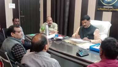 डुमरियागंज: एसडीएम डुमरियागंज ने अपने कार्यालय में डिस्ट्रिक्ट कोऑर्डिनेटर जल जीवन मिशन के साथ जल जीवन मिशन कार्यों की की समीक्षा