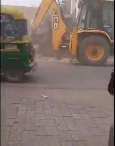 कानपुर: गोविंद नगर में दुकान खाली नहीं करने पर दबंग ने बुलडोजर से गिराई दुकान